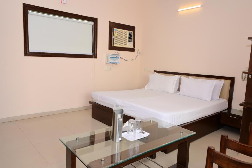 Hotel Maharani Regency à Panchkula Extérieur photo