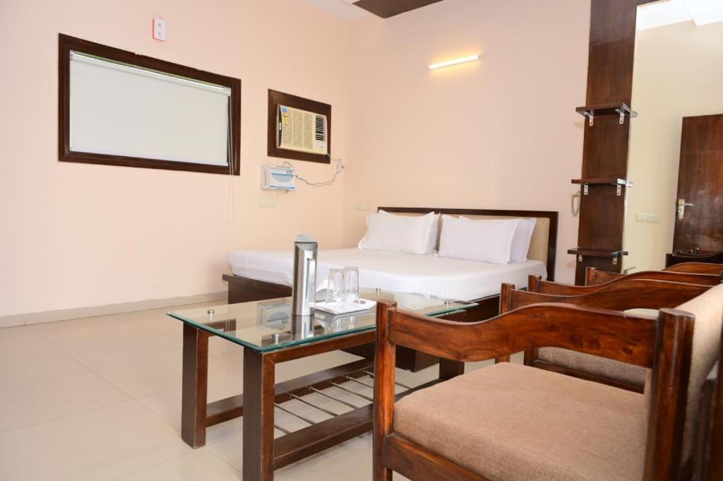 Hotel Maharani Regency à Panchkula Extérieur photo